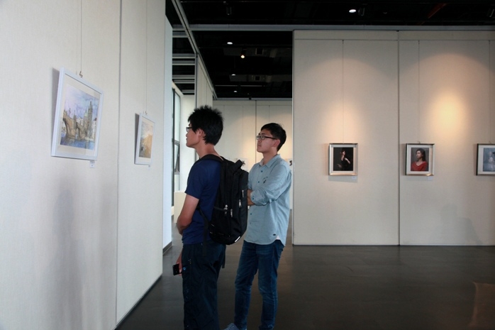 图二:同学们在欣赏参展作品 同学们在欣赏参展作品