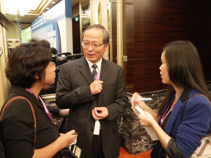 於世成书记接受记者采访