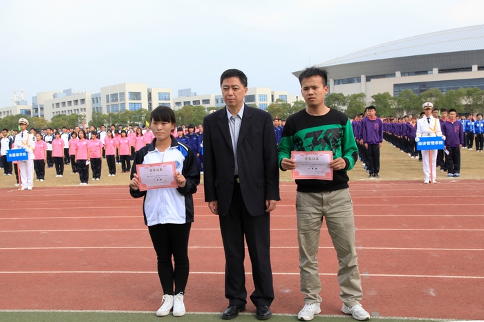 孔凡邨副校长为广播体操表演赛一等奖获得者颁奖
