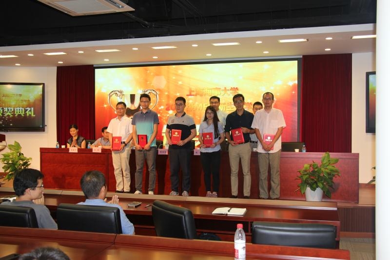 徐祖远、黄有方为学生颁发“2017级新生奖学金”