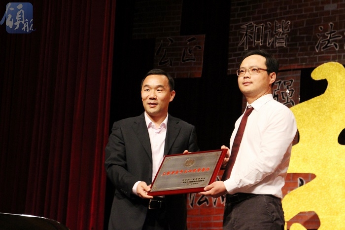 为上海高校航运管理系列课程教学青年团队代表颁奖 为上海高校航运管理系列课程教学青年团队代表颁奖