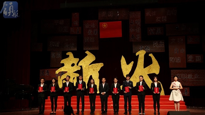 为获我校优秀团支部、优秀共青团干部、优秀共青团员的学生代表颁奖 为获我校优秀团支部、优秀共青团干部、优秀共青团员的学生代表颁奖