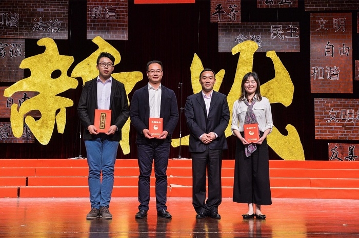 王海威副书记为市青年五四奖章和市优秀共青团员获得者颁奖 王海威副书记为市青年五四奖章和市优秀共青团员获得者颁奖