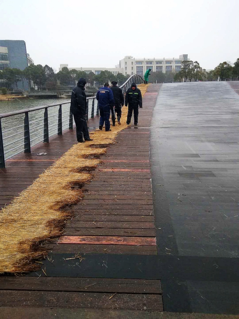 铺设防滑草垫