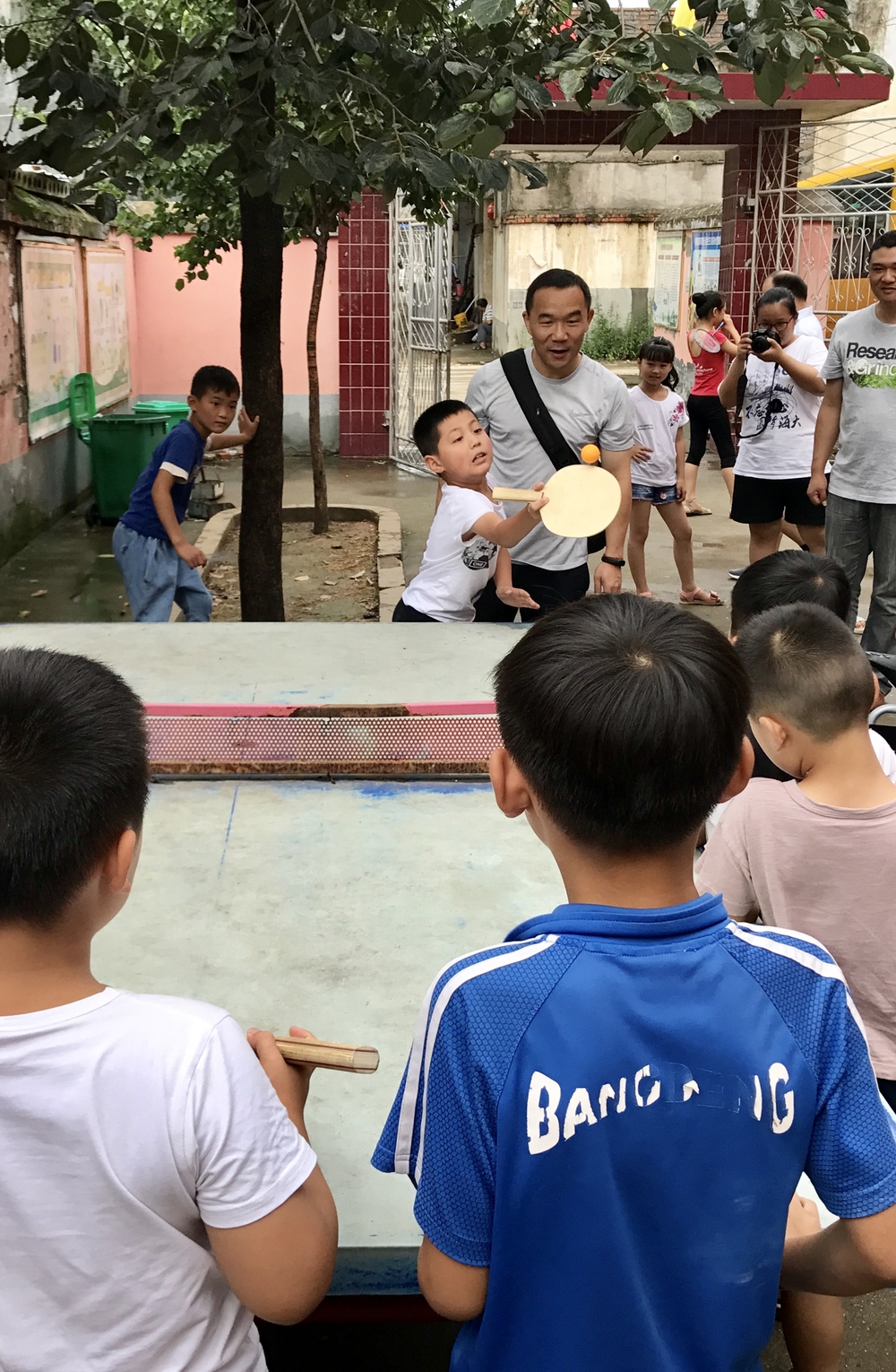 与桑营镇托辅中心留守儿童互动