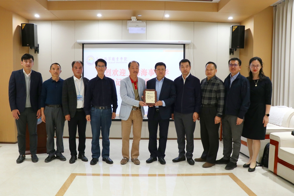 20221121090701561600.jpg 走访泉州海洋职业学院并向蔡天真董事长颁发捐赠证书