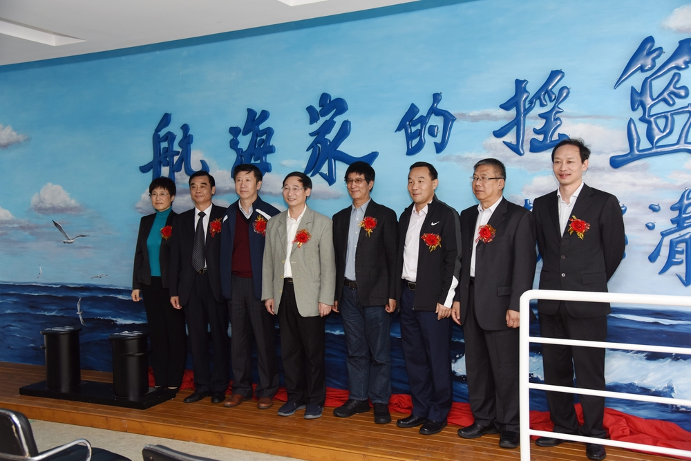 与会领导为商船学院院史馆预开馆揭幕