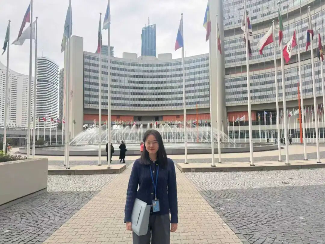 图1.jpg 在实习单位前合影