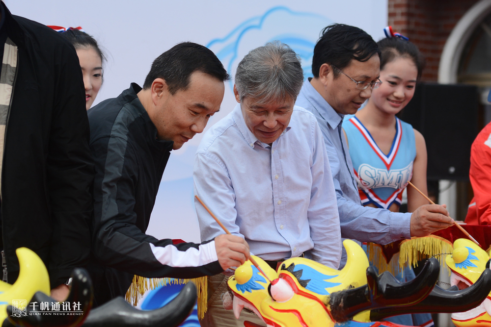 王海威副书记等为大学生龙舟锦标赛点睛