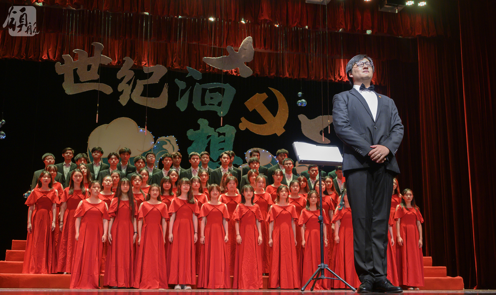 合唱团演唱歌曲《青春绽放》