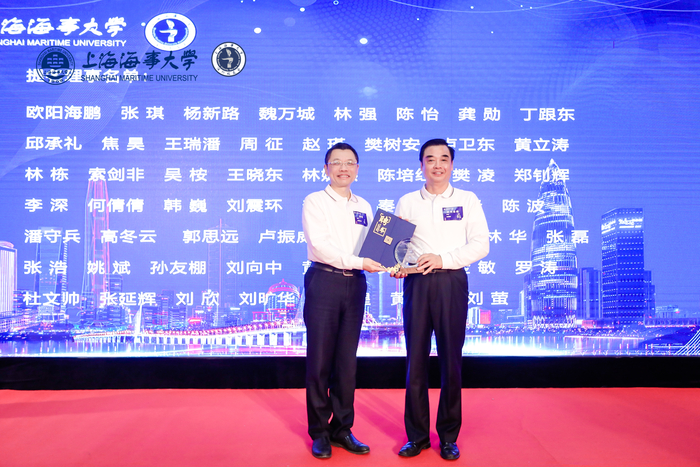 陆靖校长向欧阳会长颁发聘书