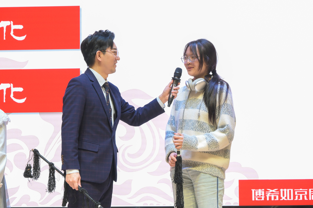 20240422134951162300.jpg 与学生互动