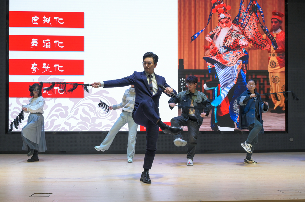 20240422134950991000.jpg 现场教学京剧程式《趟马》