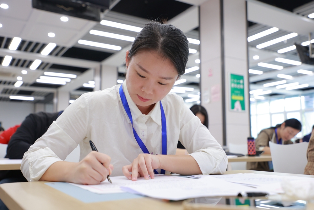 外国语学院恒姗姗比赛中