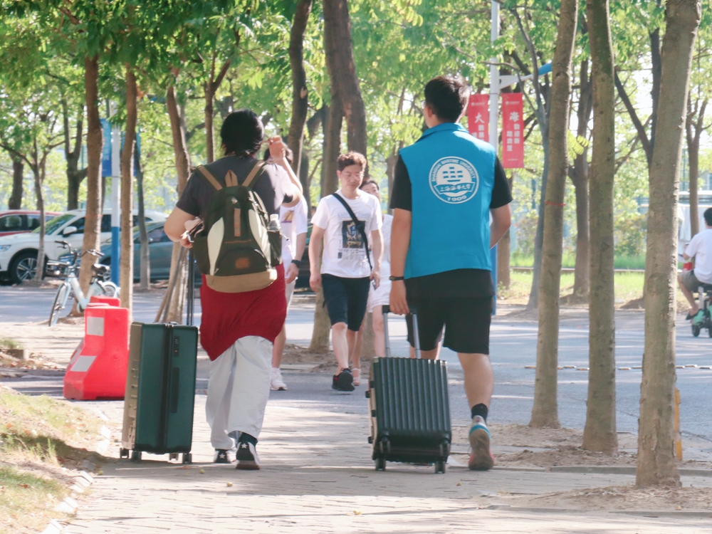 迎新志愿者帮助新生搬运行李