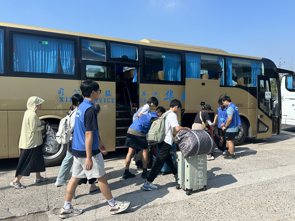 迎新志愿者在临港大道地铁站接站