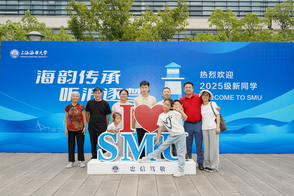 新生与家人合影留念