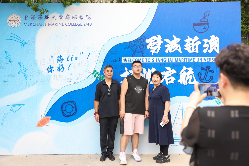 新生与家人合影留念