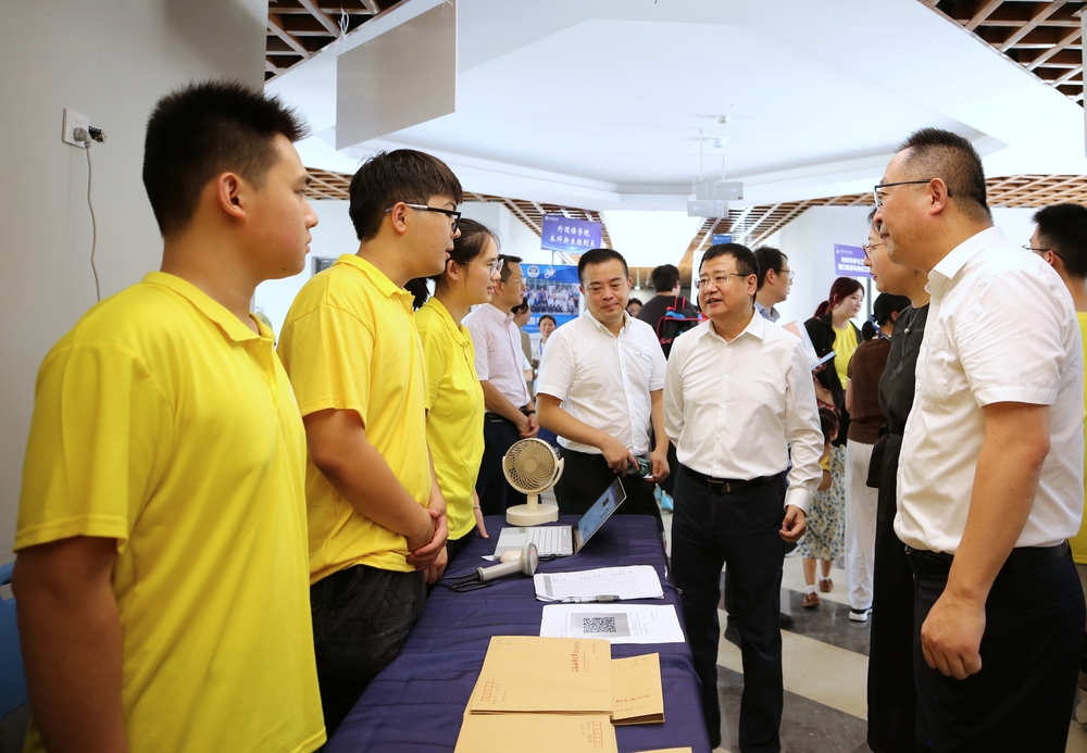 宋宝儒书记慰问迎新志愿者