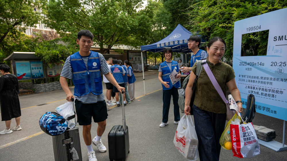 迎新志愿者帮助新生搬运行李