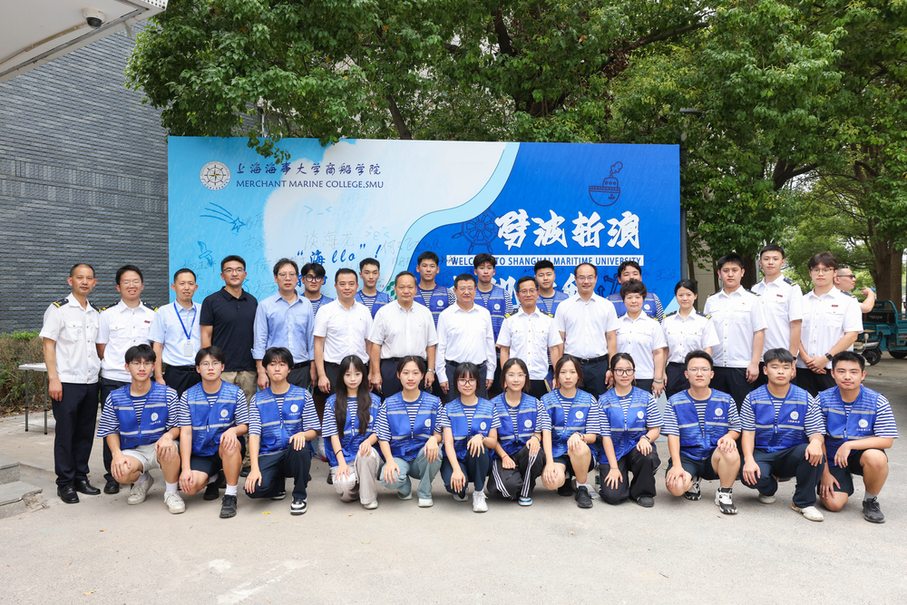 宋宝儒书记与志愿者合影