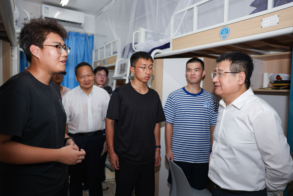 宋宝儒书记深入学生宿舍慰问新生