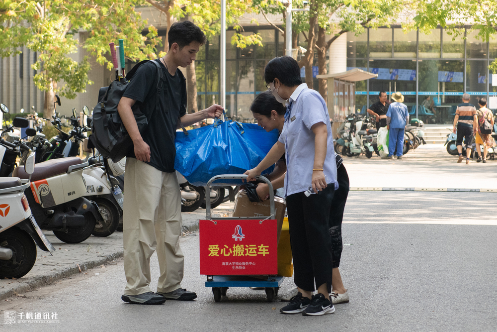 学校爱心服务车帮助新生搬运行李