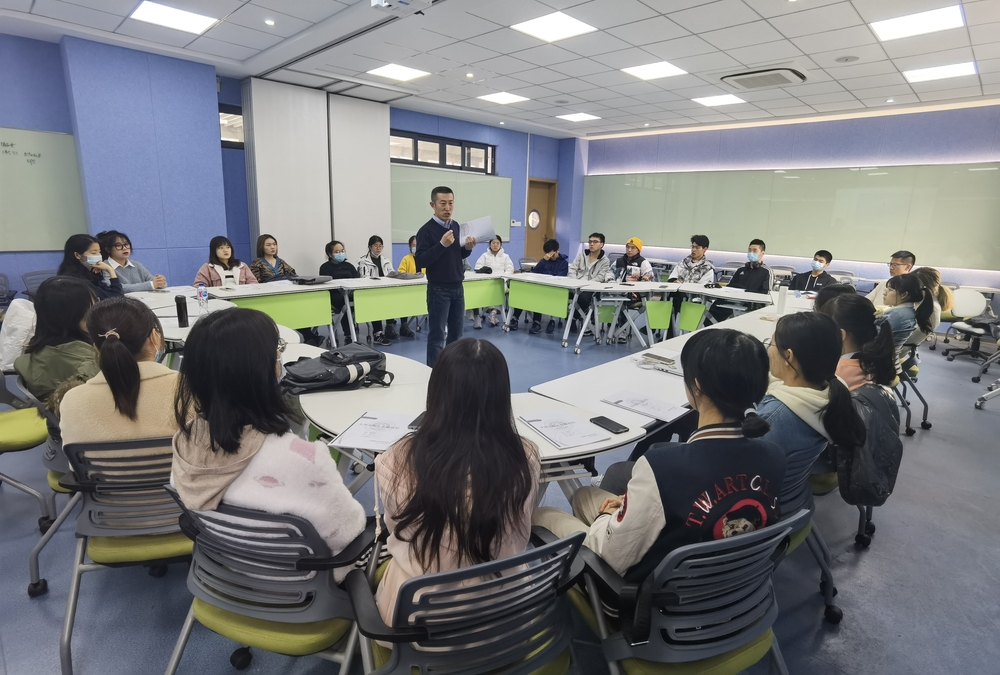 “企业家辅导员”与对接班级开展交流