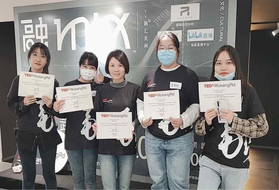 “企业家辅导员”与学生共同参加志愿者活动