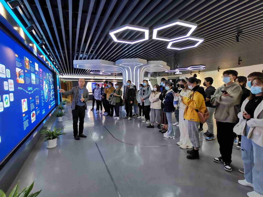 学生前往“企业家辅导员”所在公司开展企业认知实习