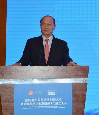 全国政协委员、交通运输部原副部长徐祖远就“供给侧改革与航运创新”发表主旨演讲