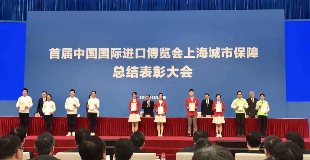 为志愿者颁发荣誉证书