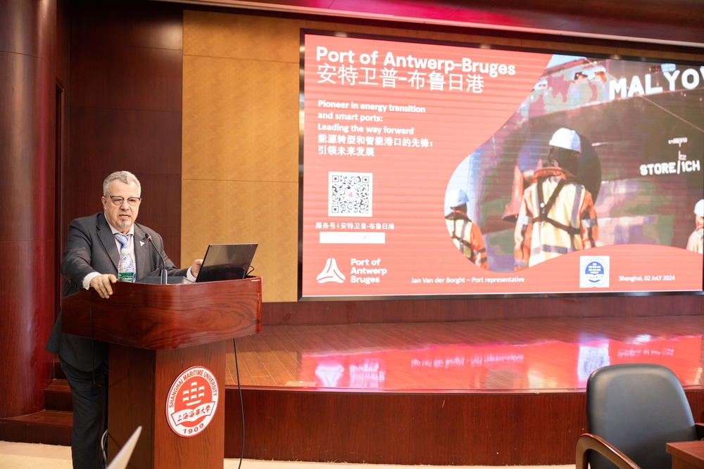 朱伯彦先生为学校师生演讲