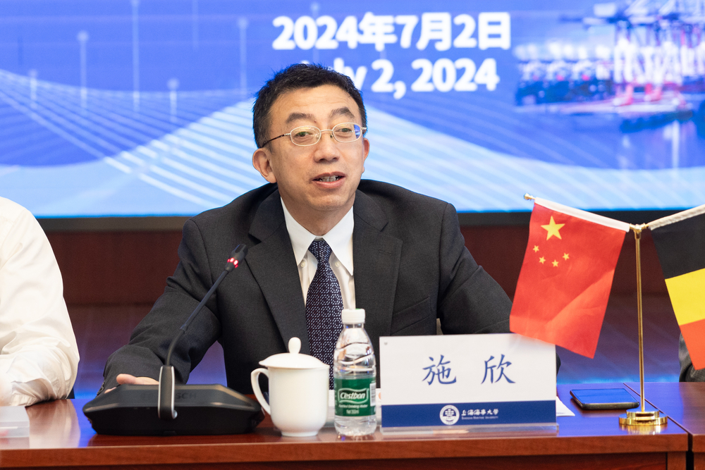 施欣副校长致欢迎辞