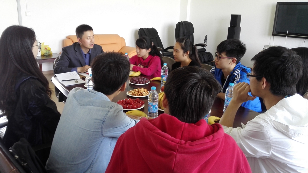 与学生座谈