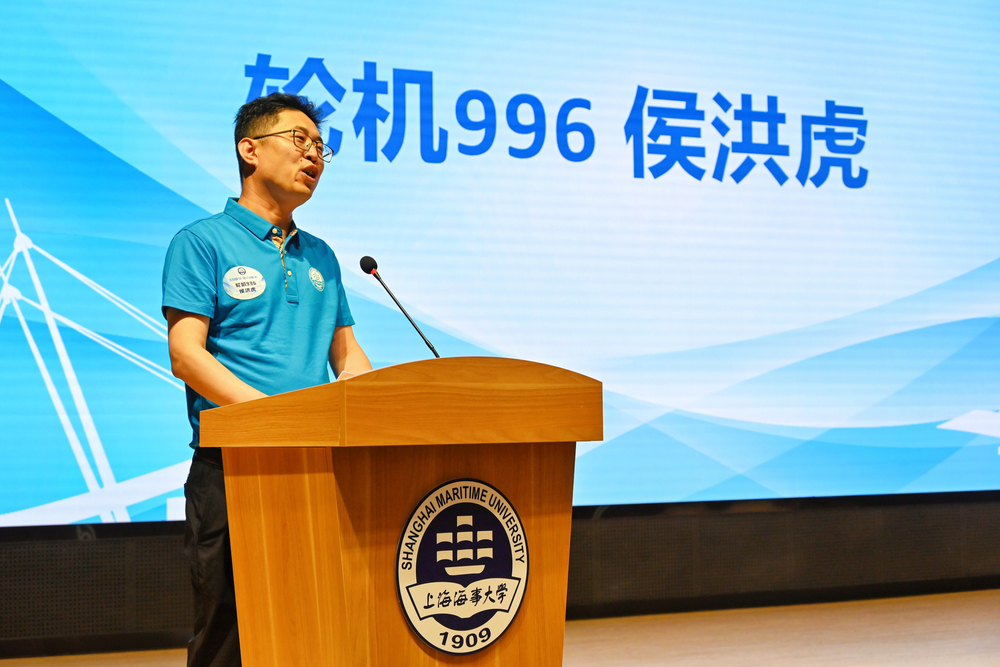 轮机996班校友侯洪虎代表发言