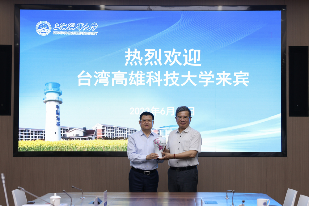 宋宝儒书记与杨庆煜校长互赠纪念品