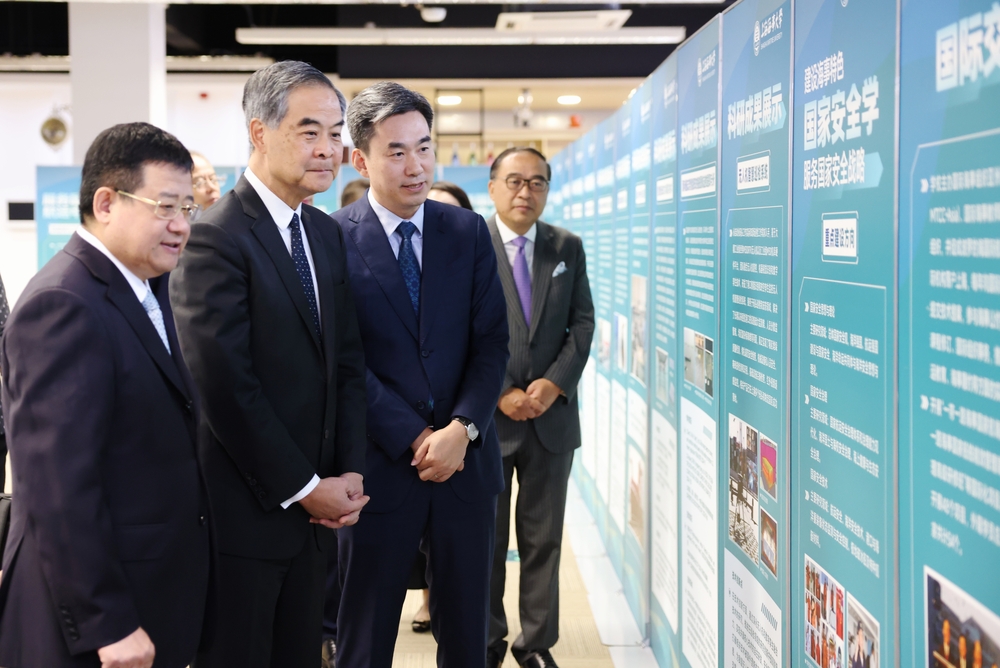 梁振英副主席一行参观学校主题展板