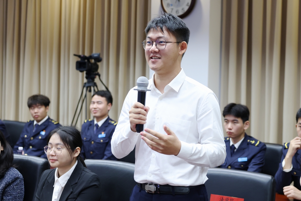 讲座现场学生提问