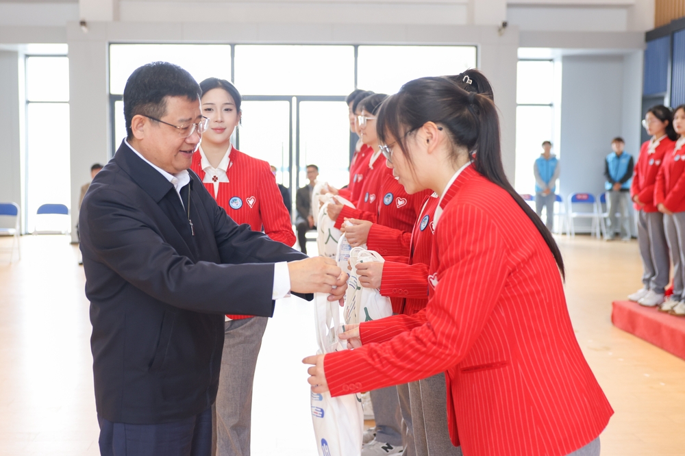 宋书记为志愿者代表发放爱心物资