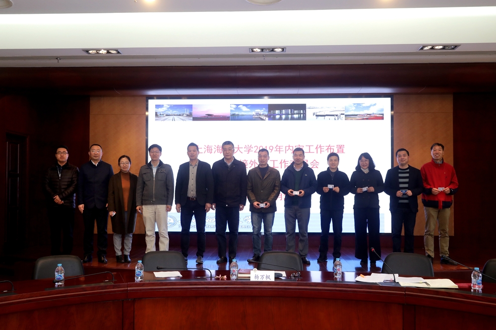 杨万枫副校长为内审员颁发“内部审核员证”