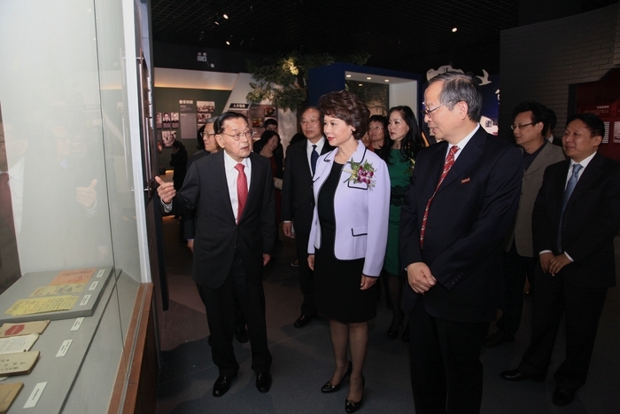 2014年赵锡成博士、赵小兰女士参观我校校史馆