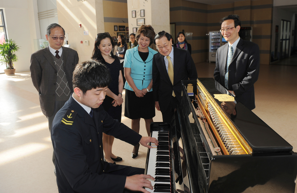 2013年赵锡成博士、赵小兰女士来我校