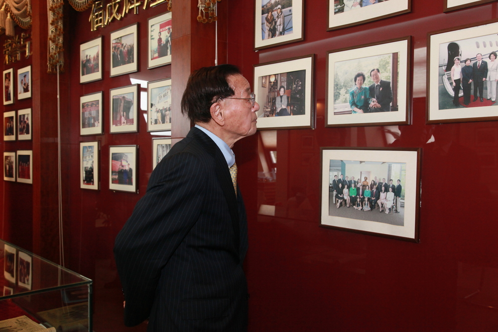 赵锡成博士驻足我校木兰纪念馆遥想当年