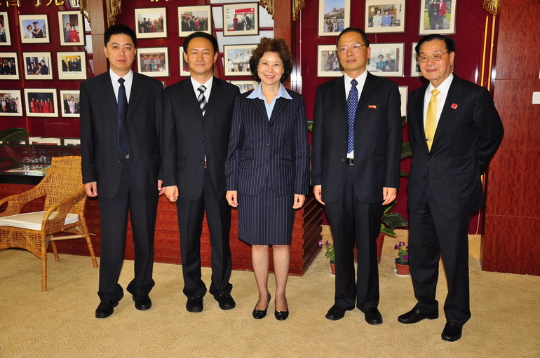 2009年赵锡成博士、赵小兰女士来我校