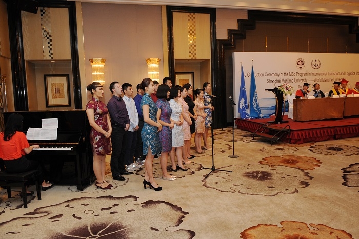 学员在毕业典礼上表演节目