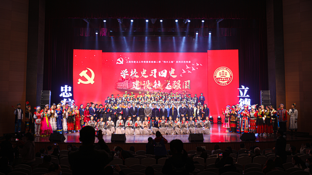 校领导与演职人员合影留念 校领导与演职人员合影留念