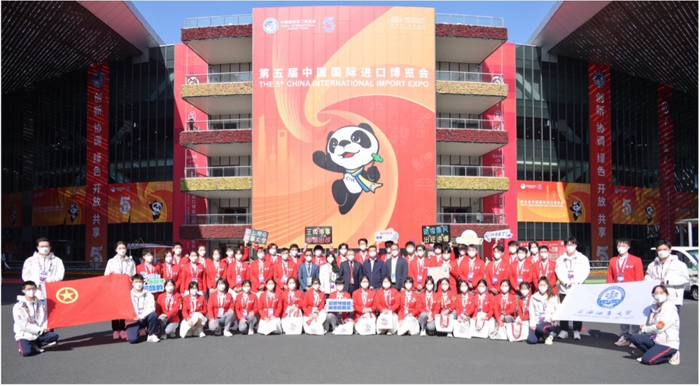 20221109170022488900.jpg 校领导与志愿者合影