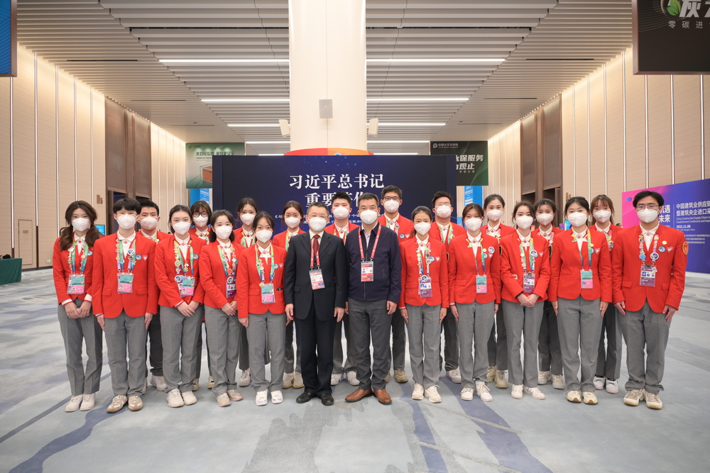 20221109170022825200.jpg 校领导与会议中心岗志愿者合影