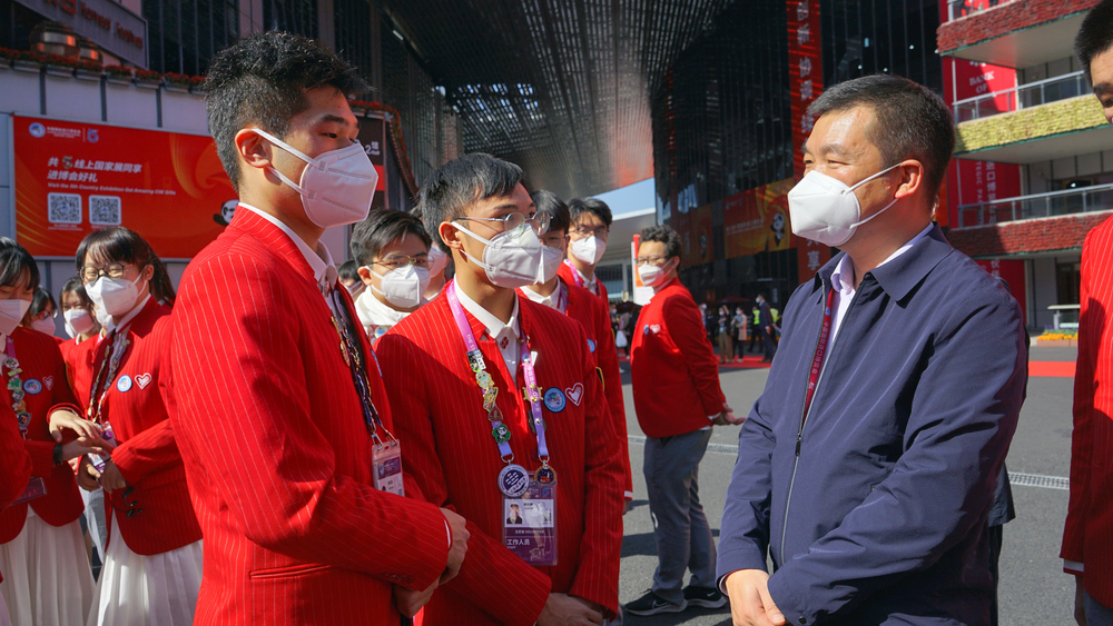 20221109170023439000.jpg 李志鹏副校长亲切问候志愿者们